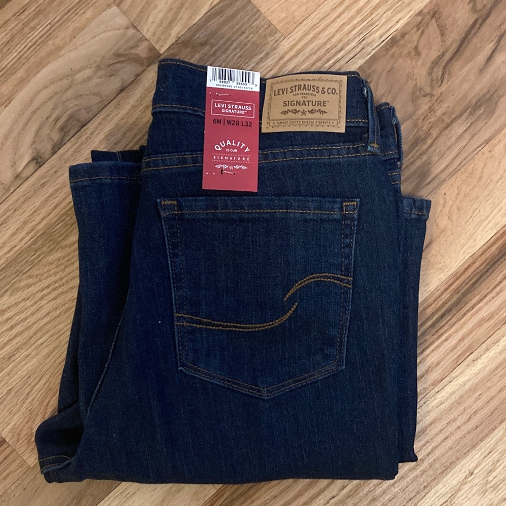 Levi's Women's High Rise straight leg Dark Blue Jeans